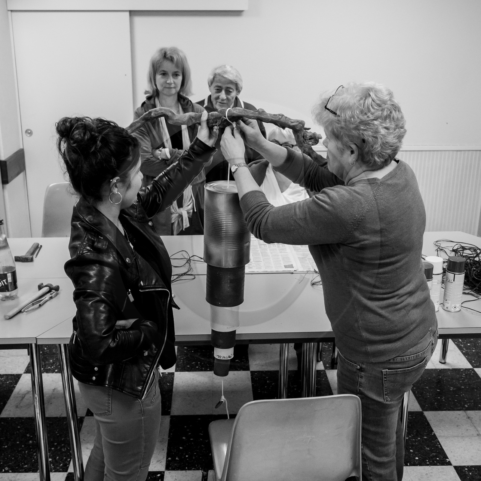 Avec des boites de conserves...