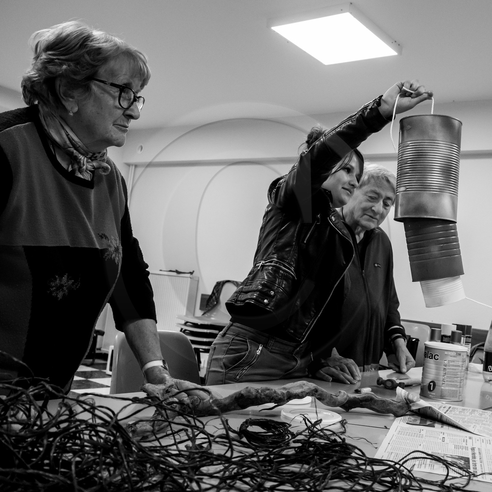 Avec des boites de conserves...