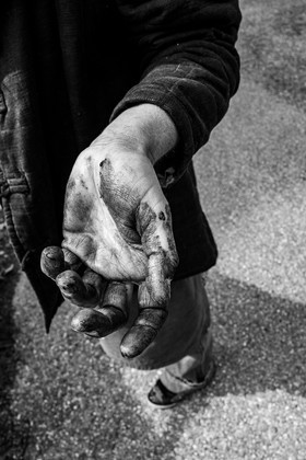 Création de l'homme de l'Ouort Marcel Joli Coeur : pose d'un enduit noir