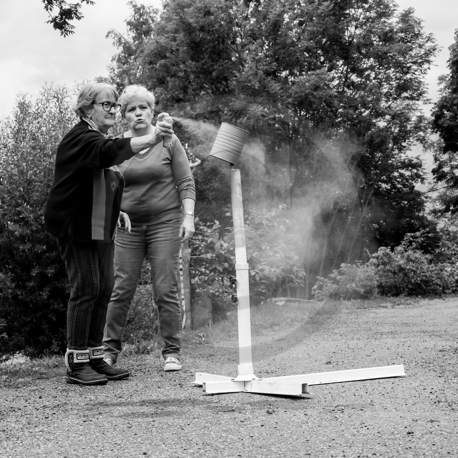 Avec des boites de conserves...