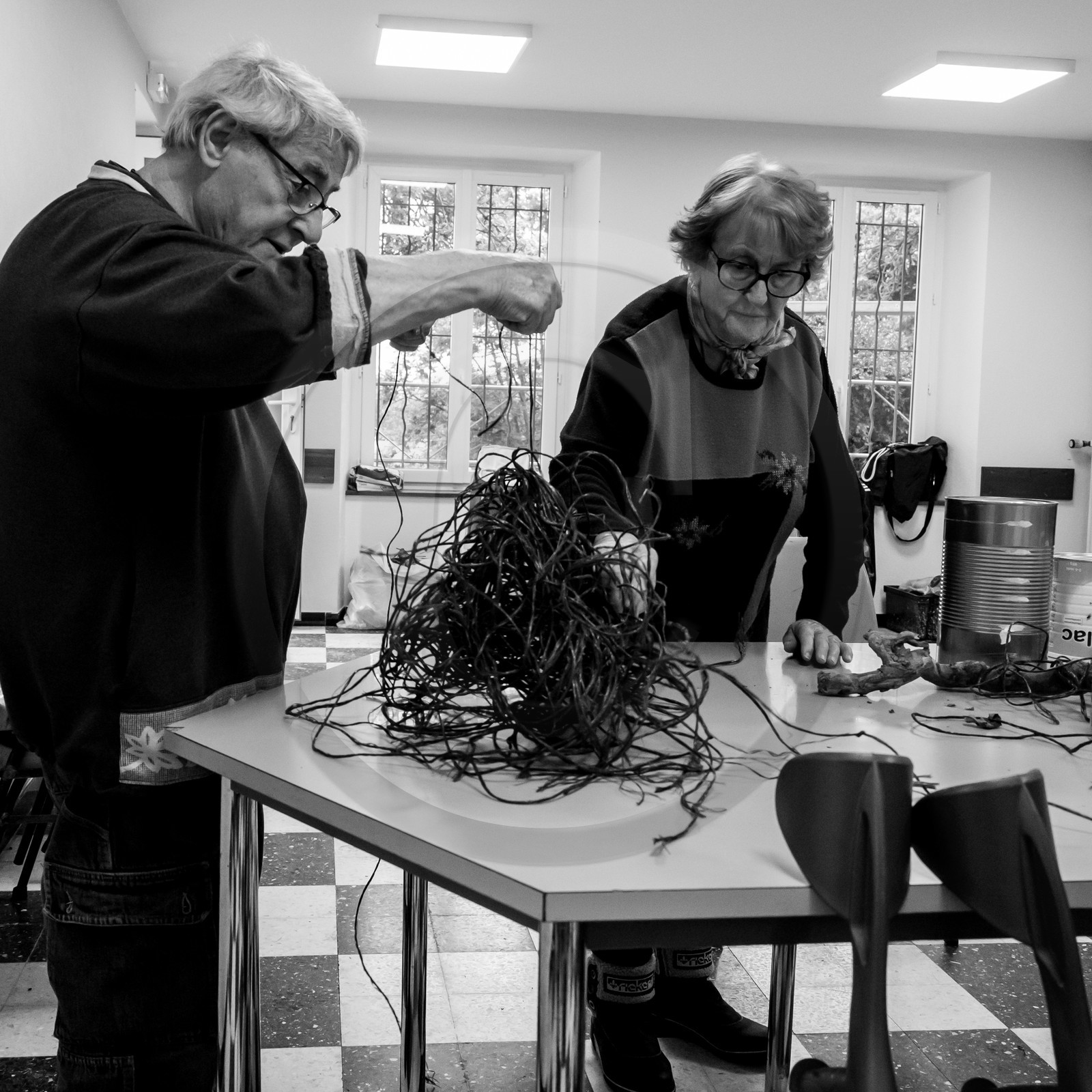 Avec des boites de conserves...