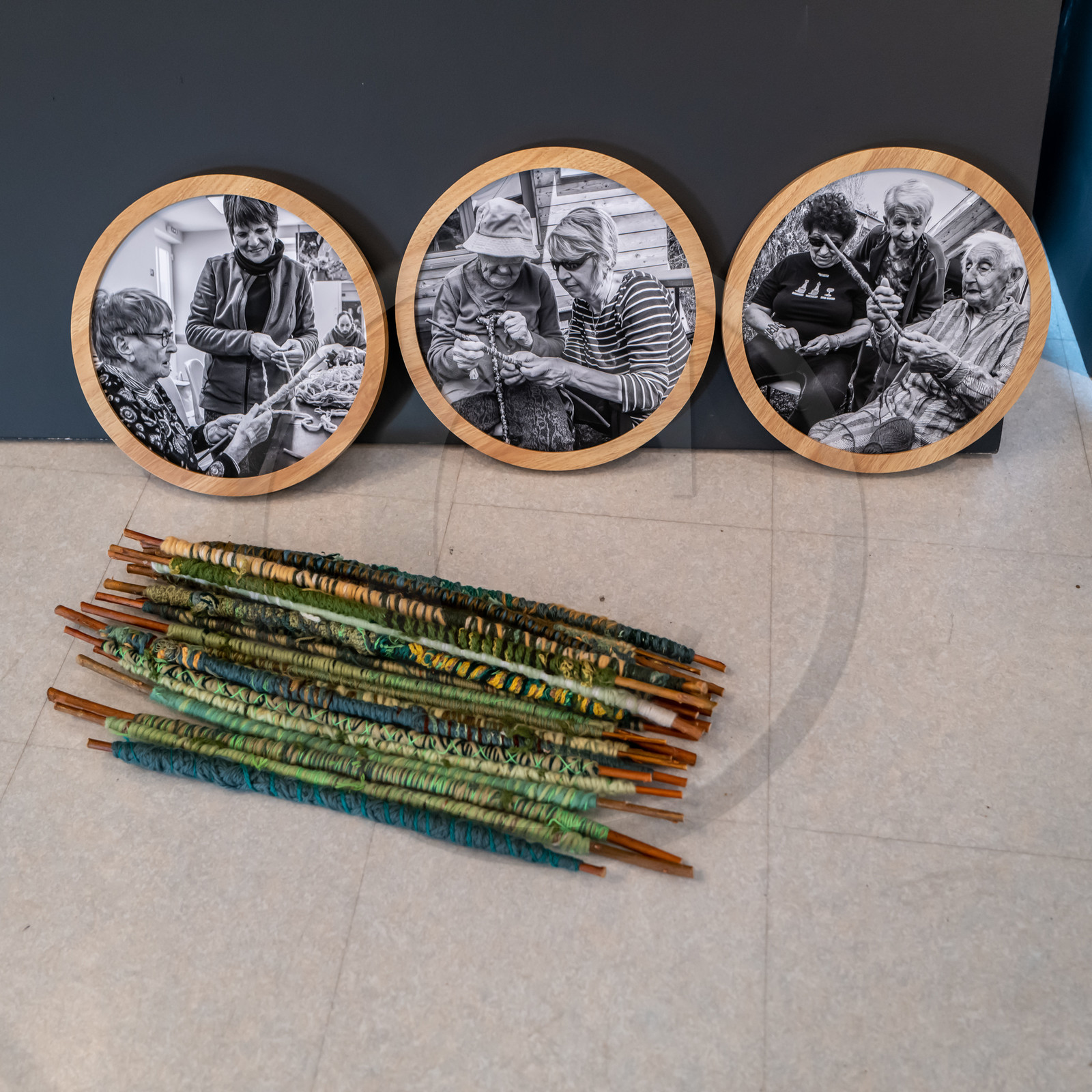 Exposition L comme laine, lien, lieu conçue par l'Ouort de Benevènt, sous la houlette de Claudine Meyer, artiste plasticienne, accompagnée de photographies de Denis Lebioda. Une proposition de la Communauté de Communes du Champsaur - Valgaudemar et de son service culturel.