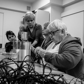 Avec des boites de conserves...