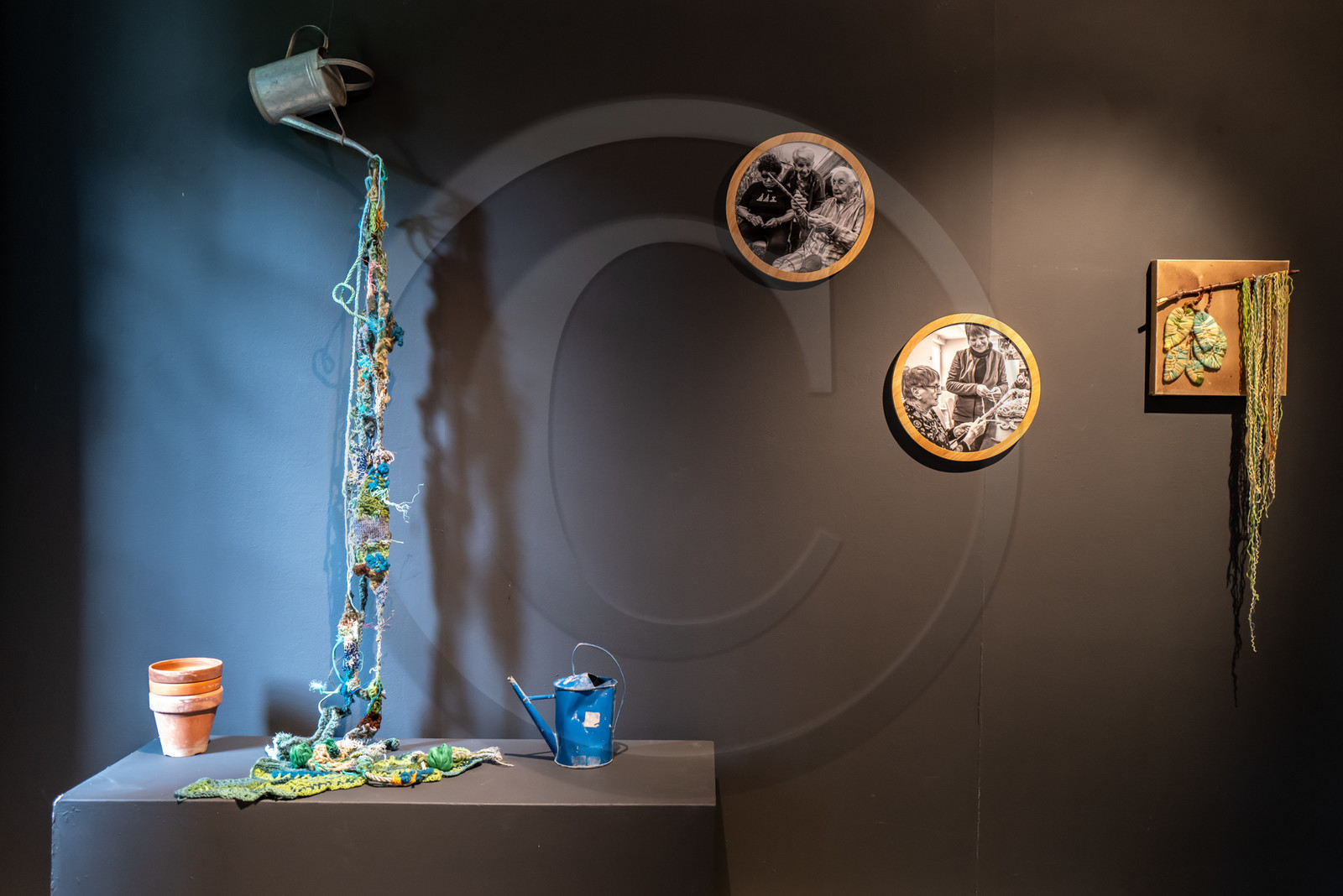 Exposition L comme laine, lien, lieu conçue par l'Ouort de Benevènt, sous la houlette de Claudine Meyer, artiste plasticienne, accompagnée de photographies de Denis Lebioda. Une proposition de la Communauté de Communes du Champsaur - Valgaudemar et de son service culturel.