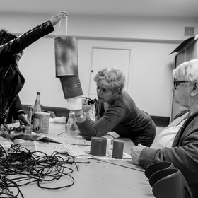 Avec des boites de conserves...