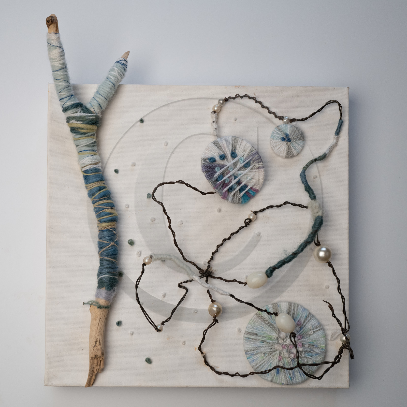 Exposition L comme laine, lien, lieu conçue par l'Ouort de Benevènt, sous la houlette de Claudine Meyer, artiste plasticienne, accompagnée de photographies de Denis Lebioda. Une proposition de la Communauté de Communes du Champsaur - Valgaudemar et de son service culturel.