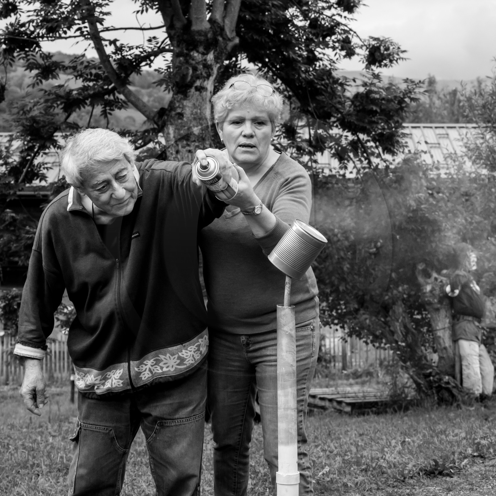 Avec des boites de conserves...