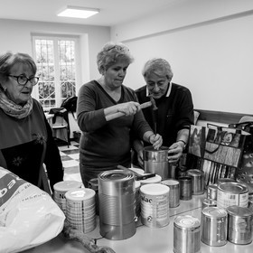 Avec des boites de conserves...