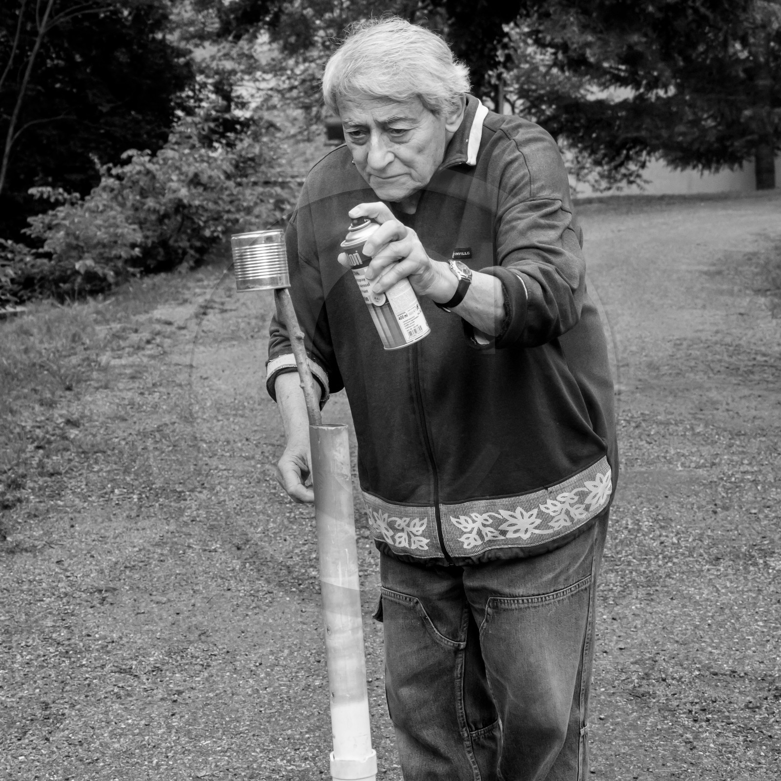 Avec des boites de conserves...