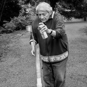 Avec des boites de conserves...