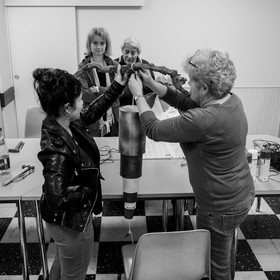 Avec des boites de conserves...