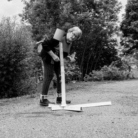 Avec des boites de conserves...