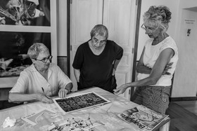 28 août 2024 : A la Maison de la Botanique du Noyer en Champsaur. Visite de l'exposition L comme laine, lien, lieu. Lectures par Les Colporteurs. Collages sur les photographies de Denis Lebioda